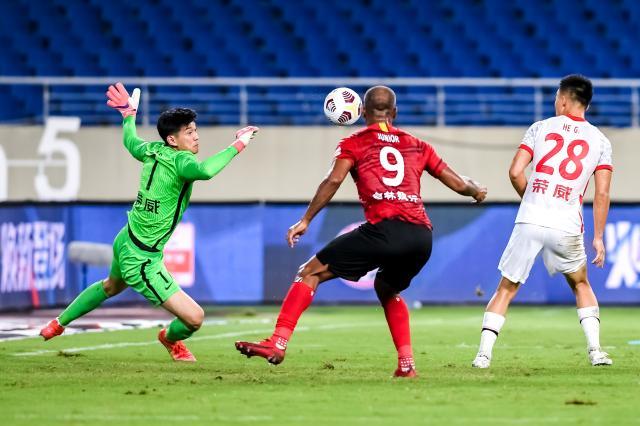 【中超】儒尼奥尔替补双响 亚泰2比1胜海港赛区登顶